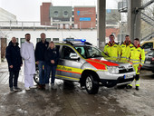 Bildunterschrift: Das ECMO-Mobil am Standort Agaplesion Diakonieklinikum Rotenburg sowie der Geschäftsführer Sebastian von der Haar (l.) und das Behandlerteam.