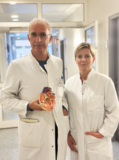 Maren Witt (r.), Oberärztin, und Priv.-Doz. Dr. Korff Krause, Chefarzt der Klinik für Kardiologie im Diakonieklinikum.