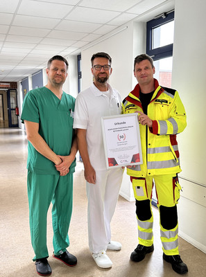Anlässlich der 50. ECMO-Behandlung erhielt das Team um Prof. Dr. W. Alexander Osthaus (Mitte), Dr. Max Fröhlich (l.) und Nils Weseloh eine Urkunde.