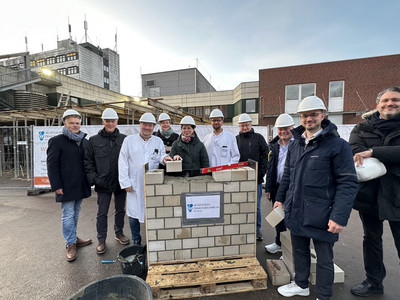 Beim Einlassen der Zeitkapsel in den Anbau des Operationssaals setzt das Diakonieklinikum ein starkes Zeichen für die Zukunft der medizinischen Versorgung.