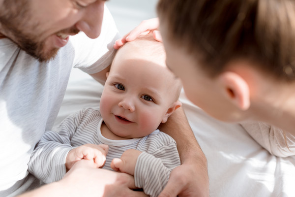 Eltern mit einem Baby.
