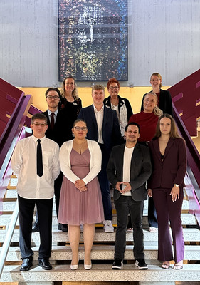 Die Absolventen des Kurses 22C feiern ihr Examen zur Pflegefachperson.