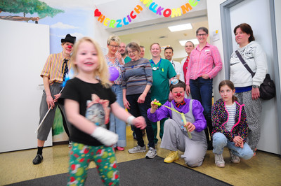 Das Team der Kinderklinik dankt den LEAs für ihre Spende für die Klinikclowns.