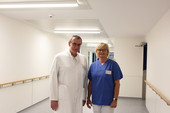 Dr. med. Ferdinand Petrat, Leiter des EndoProthetikZentrums, und Andrea Hagel, Physiotherapeutin im Rehazentrum