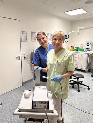 Alexandra Wilken (l.) und Elena Libich, Wundexpertinnen ICW-zertifiziert, bieten die innovative Kaltplasmabehandlung an.