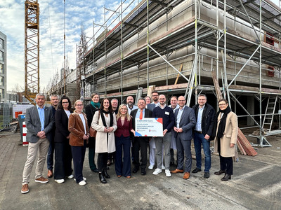  Vertreter aus Politik und des Diakonieklinikums gemeinsam mit dem Minister (Mitte) bei der Übergabe der Fördermittel.