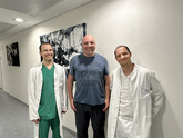 Christian Groß (Mitte) zusammen mit Chefarzt Priv.-Doz. Dr. Ruben Mühl-Benninghaus (r.) und Oberarzt Jabeur Sayah.