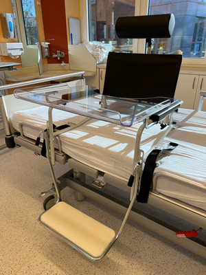 Mit dem Querbettsessel können Intensivpatienten einfacher und schneller mobilisiert werden.