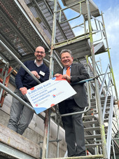 Landessozialminister Dr. Andreas Philippi (r.) überreicht symbolisch die Förderung an Sebastian von der Haar, Geschäftsführer des Diakonieklinikums.